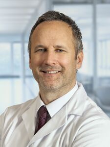 Univ.-Prof. Prim. Dr. Andreas Zierer, Leiter des Oö. Referenzzentrums für Herz-, Gefäß- und Thoraxchirurgie und Präsident der Österreichischen Gesellschaft für Herz- und thorakale Gefäßchirurgie