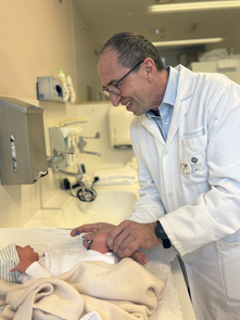Prim. Dr. Gerhard Nell bei der Impfung eines Säuglings