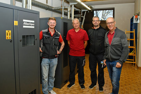 Ing. Markus Plunger (technischer Leiter Krankenhaus Braunau, rechts) mit seinem Team Gerald Bruckbauer, Josip Zagar und Ing. Hubert Ober (v.l.) in der medizinischen Druckluftzentrale