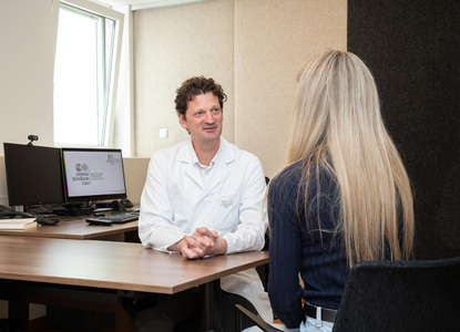 Ordensklinikum Linz Prim. Priv.-Doz. Dr. Holger Rumpold im Gespräch mit einer jungen Patientin