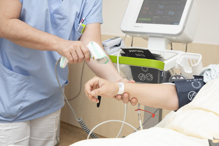 Ordensklinikum Linz  Vitaldaten-Messgerät und Armband Scan, der eine Verbindung zur  elektronischen Fieberkurve Meona herstellt