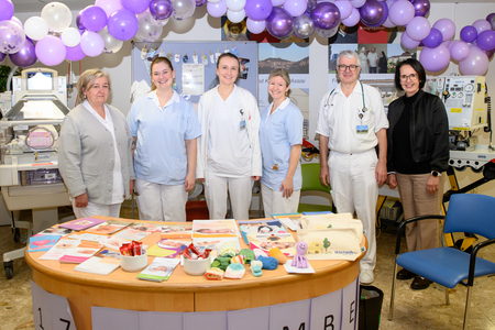 Primaria Margot Scheel-Deja, DGKP Sarah Renezeder BSc., Ass. Dr. Magdalena Hittmann, DGKKP Julia Schneider, Prof. OA. Dr. Uwe Wintergerst und Pflegedirektorin Gerlinde Bermannschlager, MSc.