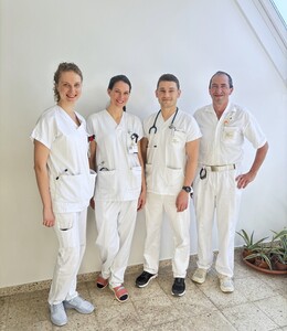 Das Team der Allergieambulanz (v.l.):  Ass. Dr.in Anna-Sophia Posawetz, OÄ  Dr.in Olivia Lungenschmid und Ass. Dr. Lukas Hartl mit Abteilungsleiter der Kinder- und  Jugendheilkunde am Ordensklinikum Linz Barmherzige Schwestern, Prim. Dr.  Gerhard Nel