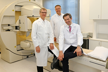 Prim. Dr. Harald Pesl (links) übergibt das  Primariat am Institut für Nuklearmedizin an  Priv.-Doz. Dr. Alexander Kroiss (rechts). Mitte:  Ärztlicher Direktor Dr. Johannes Huber, MBA