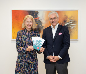 Landeshauptmann-Stellvertreterin Mag.a Christine Haberlander und Prim. Univ.-Prof. Dr. Lukas Hefler, Vorstand der Abteilung Gynäkologie am Ordensklinikum Linz und Konventhospital der Barmherzigen Brüder Linz