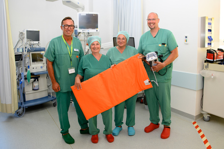 Am Bild von links: Christian Gasiorek (Fa. Sanitas), DGKP Inge Schlag-Bakas (Bereichsleitung Anästhesie), DGKP Waltraud Probst (stv. Bereichsleitung OP) und Prim. Dr. Florian Neuhierl (Leiter der Abteilung für Anästhesiologie)