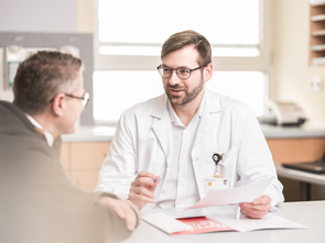 Vorsorge rettet Leben: Männer ab 45 Jahren regelmäßig zum Check-up beim Urologen – bei familiärer Vorbelastung schon ab 40.