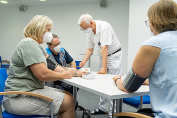 Mitarbeiter bei der Selbstmessung