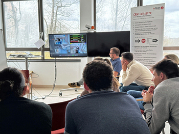 Krankenhaus Braunau Die anderen Teilnehmer können das Fallbeispiel live am Bildschirm verfolgen. Auch Vitalwerte wie Blutdruck und Puls können auf den Bildschirm übertragen werden