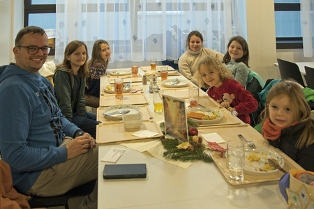 Die Sternsingerinnen und Sternsinger stärkten sich im Krankenhaus mit einem Mittagessen