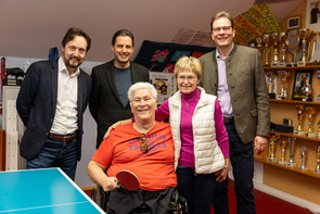 Ein sportlicher Kämpfer mit einer außergewöhnlichen Geschichte – Egon Kramminger mit Gattin im Kreise des interdisziplinären Expertenteams