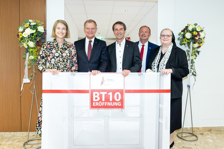 LH-Stv.in Mag.a Christine Haberlander, LH Mag. Thomas Stelzer, Krankenhaus-Geschäftsführer Erwin Windischbauer MAS, Braunaus Bürgermeister Mag. Johannes Waidbacher und Sr. Angelika Garstenauer (Generaloberin der Franziskanerinnen von Vöcklabruck)