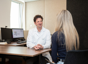 Prim. Priv.-Doz. Dr. Holger Rumpold im Gespräch mit einer jungen Patientin