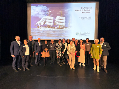 Vortragende Team und Absolventinnen Hospiz und Palliativ Konferenz 2025