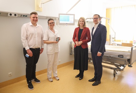 Der digitale Ruf wird von Patient*innen und  Pfegepersonen sehr gut angenommen. V.l.n.r: Pflege-Bereichsleiter Christoph Spann,  BScN, stv. Stationsleitung Maria Andorfer, LH-Stv.in Mag.a Christine Haberlander und  Geschäftsführer Mag. Johann Minihub
