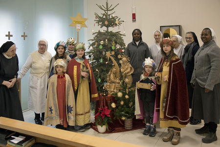 Die Sternsingerinnen und Sternsinger in der Kapelle des Krankenhauses bei den geistlichen Schwestern