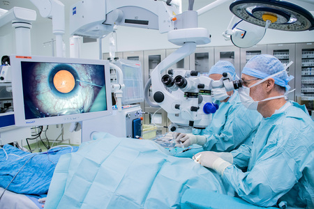 Die Korrektur des Grauen Stars ist die weltweit am häufigsten durchgeführte Operation. Beim minimalinvasiven Eingriff wird die getrübte Linse durch eine künstliche klare Linse ersetzt