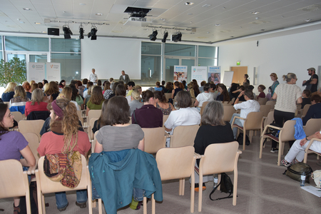 120 Teilnehmerinnen informierten sich im  Seminarzentrum des Krankenhauses über die  Früherkennung von Unterstützungsbedarf im  Kleinkindalter.