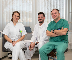 Die Zentrumsleiter OA Dr. Ferdinand Luger (r.) und FA Dr. David Kiesl (Mitte) mit Cancer Nurse DGKP Alexandra Holzer BsCN in der uroonkologischen Ambulanz