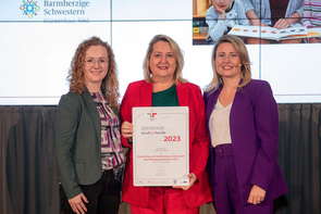 Personalentwicklerin Barbara Asböck, M.A. und Pflegedirektorin Angela Huber, MSc MBA  nahmen das Zertifikat „beruf & familie“ von Familienministerin Dr.in Susanne Raab entgegen.