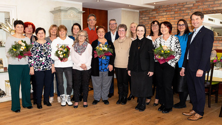 Die geehrten pensionierten Mitarbeiterinnen und Mitarbeiter mit Geschäftsführer Erwin Windischbauer, MAS (rechts), Generaloberin Sr. Katharina Franz, MAS (5.v.r.), Pflegedirektorin Sandra Kaufmann, MSc (2.v.r) und Personalchef Mag. Christian Kneiding