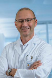 Prim. Univ.-Prof. Dr. Harald Hofer, Stv. Ärztlicher Leiter + Leiter der Abteilung für Innere  Medizin I