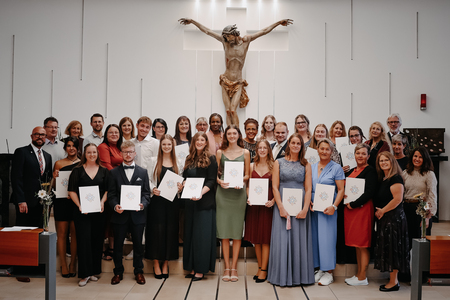 Absolventen*innen und das Team des Vinzentinum Ried