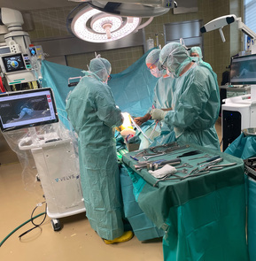 Mit Unterstützung des Velys-Systems wird am Ordensklinikum Linz eine Knieprothese eingesetzt. 