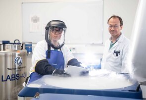 OA Priv.-Doz. Dr. Johannes Clausen mit einer Mitarbeiterin vor dem Stickstofftank. Dieser dient zur Lagerung von Stammzellen bei -180 Grad Celsius. 