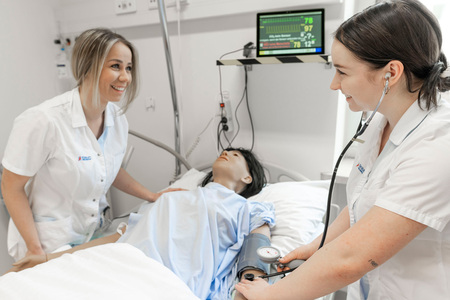 Praxisnah üben am Campus Gesundheit: Ausbildende trainieren pflegerische Fertigkeiten im Simulationsraum und bereiten sich so optimal auf den Einsatz am Patienten vor