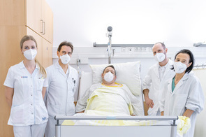 Im Bild (v.l.n.r.): DGKP Teresa Samhaber, BSc, MScANP, Prim. Priv.‐Doz. Dr. Ronald K. Binder, der 59‐jährige Patient, OA Dr. Christian Trockenbacher (Lungenkrankheiten) und OÄ Dr. Elisabeth Laßnig.