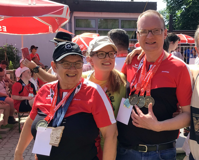 Lebenswelt Schenkenfelden: Bewohnerin Christa Hötzendorfer (Sportlerin Gold in der 4x25 m Staffel  Freistil), Trainerin (und Betreuerin) Julia Pühringer (Mitte), Bewohner Thomas Witzlsteiner (3x Gold – 25m  Brust, 50m Freistil und 4x25 m Staffel Frei