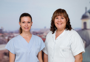 Die beiden Reha-Coaches am Ordensklinikum Linz: Physiotherapeutin Petra Mokry (l.) und DGKP Sonja Radler-Wöss (r.)