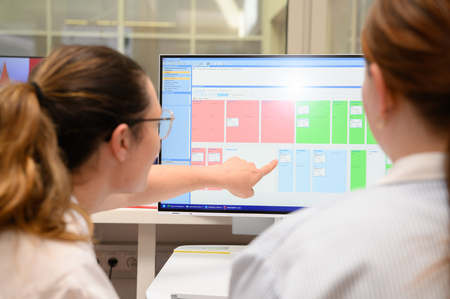 Mitarbeiterinnen und Mitarbeiter bei der Einschulung auf das neue IT-System ORBIS. 