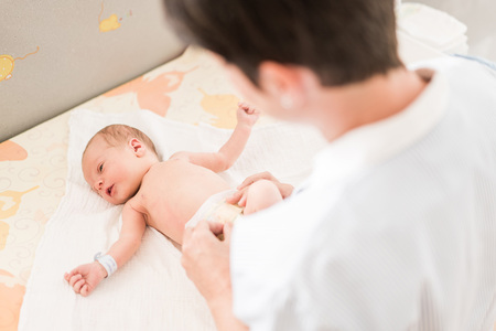 Bei Säuglingen unter drei Monaten gilt Fieber ab 38 °C als Notfall und muss unbedingt ärztlich abgeklärt werden.