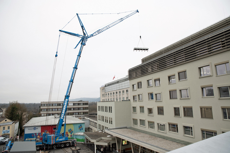 Die Rückkühler wurden mit einem Kran auf das Dach gehoben