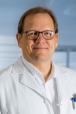 rim. Dr. Thomas Keintzel, Leiter der Abteilung für Hals-, Nasen- und Ohrenkrankheiten