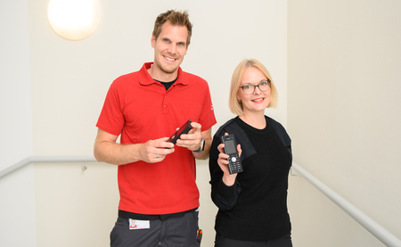 Projektleiter Rene Penz und Olga Kroll (Security Eingangskontrolle) mit den neuen DECT-Geräten