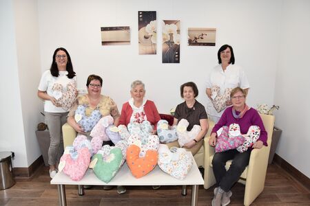 Übergabe der Herzkissen im Brustgesundheitszentrum.