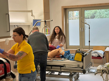 Im Schulungsraum wird ein Notfall auf der Station am Patientensimulator geübt