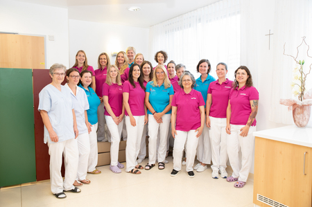 Krankenhaus Braunau Am Bild das Team der Geburtsbegleitung mit der leitende Hebamme Denise Pohl (2.v.r.)