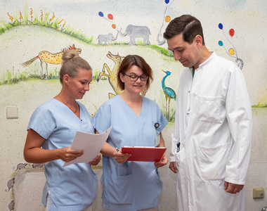 Ordensklinikum Linz DGKP Theresa Haider-Stichlberger (l.) und Urotherapeutin Marion Zauner mit  Abteilungsleiter der Kinderurologie Bernhard Haid