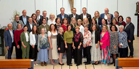 Gruppenbild der anwesenden Jubilare mit dem Vorstand in der KH-Kapelle