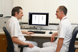 Kardiologen und Nuklearmediziner arbeiten bei der Diagnose einer kardialen Amyloidose eng zusammen (im Bild Prim. Dr. Thomas Winter und Prim. Doz. Dr. Alexander Kroiss bei der Beurteilung eines Szintigraphie-Scans). 