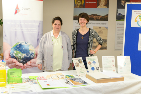 Claudia Schmidt, M.Sc. (Umwelt- und Nachhaltigkeitsmanagerin am Krankenhaus Braunau, rechts) und Petra Denk von der Stationsversorgung.