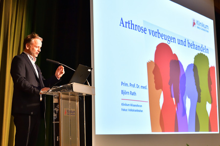 Der Gelenksverschleiß zählt heute zu den Volkskrankheiten, die durch einen  bewegungsarmen Lebensstil und Übergewicht forciert werden. Wenn Schmerztherapie,  Gewichtsreduktion und Physio zu wenig effektiv sind, wird vor allem bei Hüfte und Knie ein  