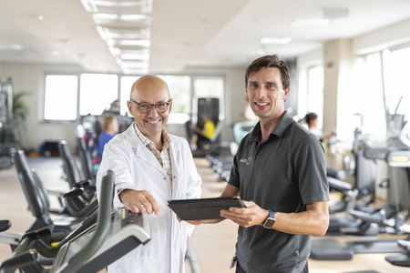 Klinikum Wels-Grieskirchen/Nik Fleischmann Experten für Bewegungsverhalten: Prim. Dr. Alexander Skreiner, Leiter des Instituts für  Physikalische Medizin und allgemeine Rehabilitation am Klinikum Wels-Grieskirchen und Mag.  Michael Pfob, BA, Sportwissenschafter und Trainingstherapeut, Medifit