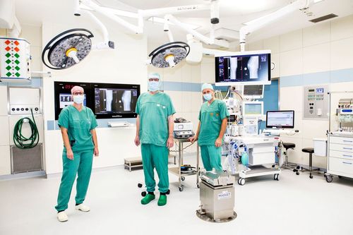 Das Bild zeigt Krankenhauspersonal im OP.