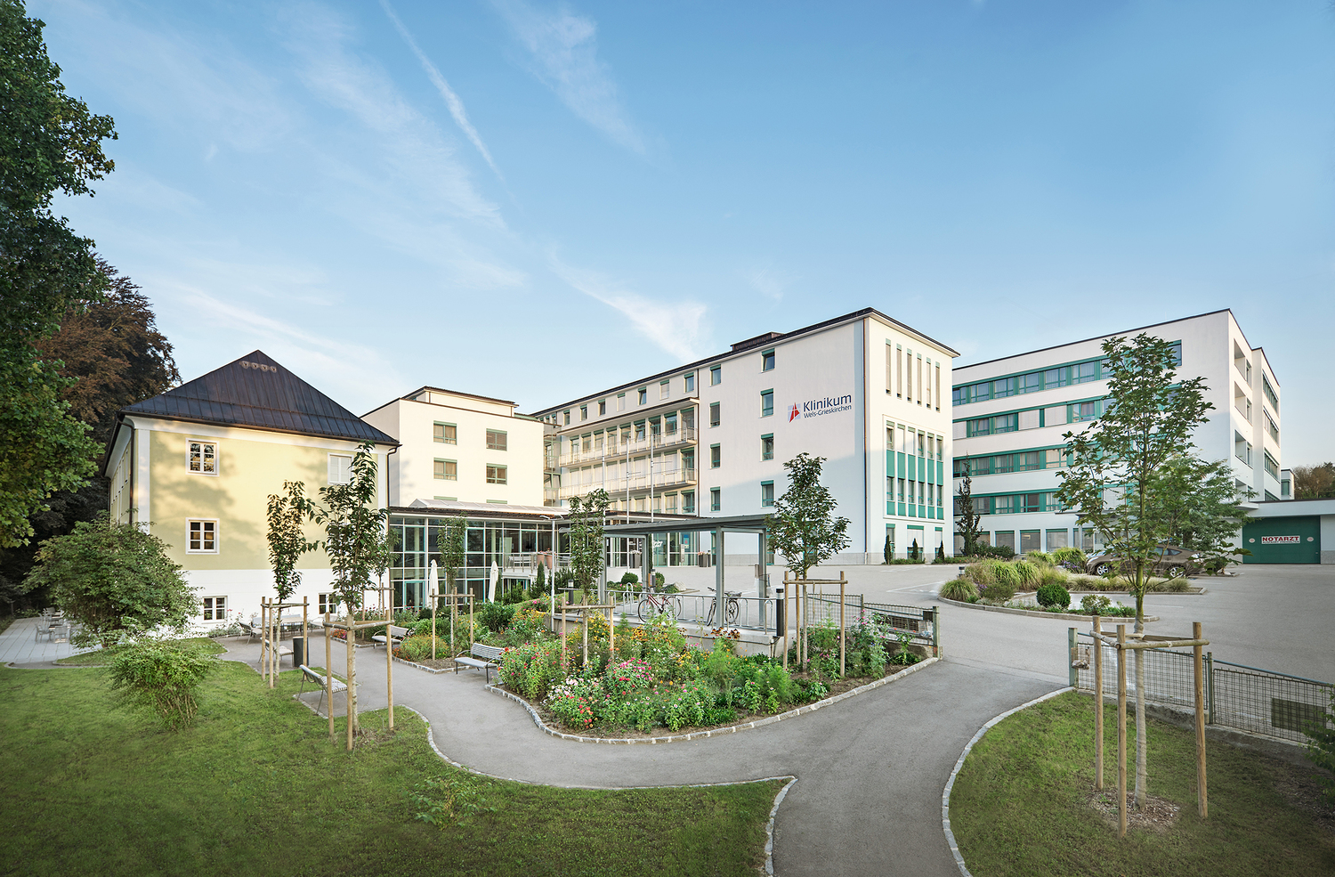 Das Bild zeigt das Gebäude des Klinikum Grieskirchen.