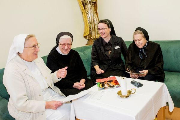 Das Bild zeigt Ordenschwestern